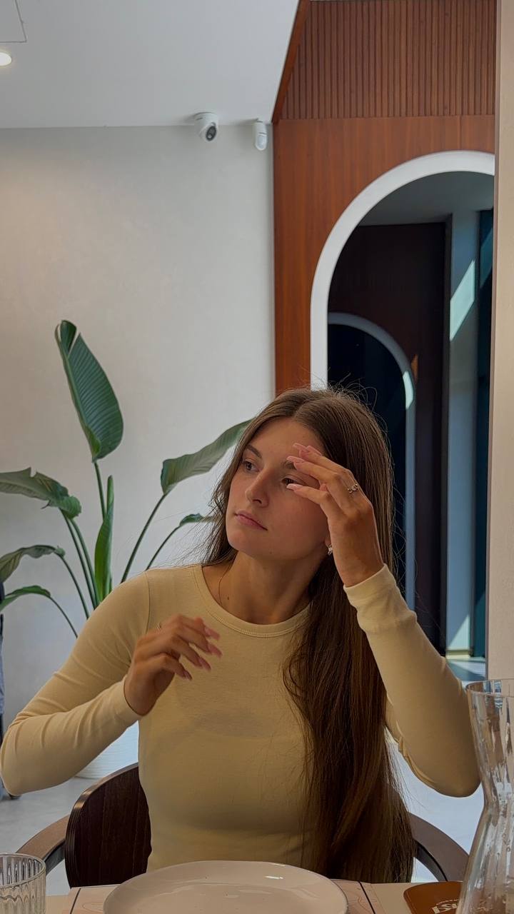 Ленчик за столом в кафе